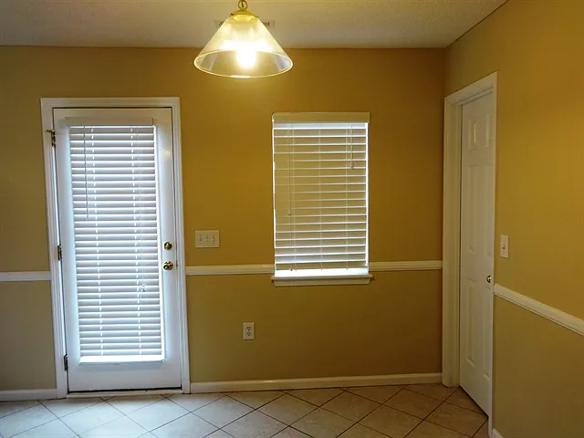 5 bed, 2.5 bath, 2221 sqft, $2,860 — Photo 3