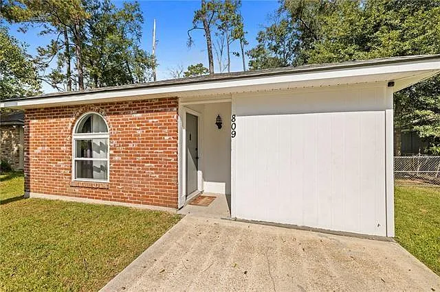 4 bed, 1.0 bath, 1377 sqft, $1,650 — Photo 2
