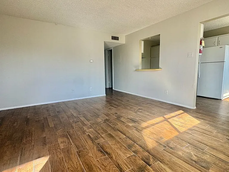332 Preusser St — Photo 6