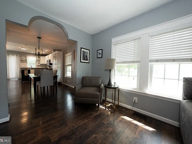 586 Summit St — Photo 9