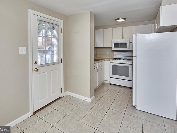 4th image of 241 Jansen Ave