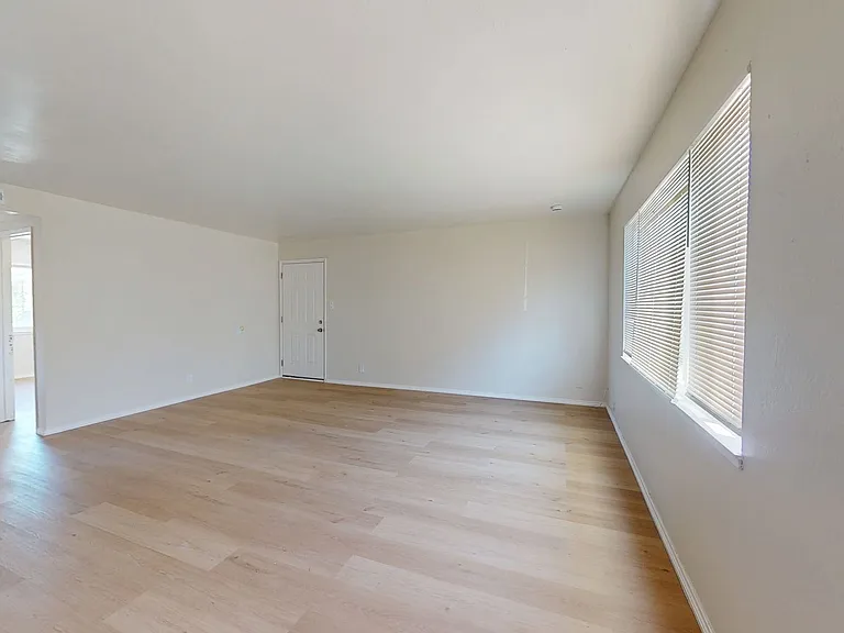 3040 Lynde St — Photo 11