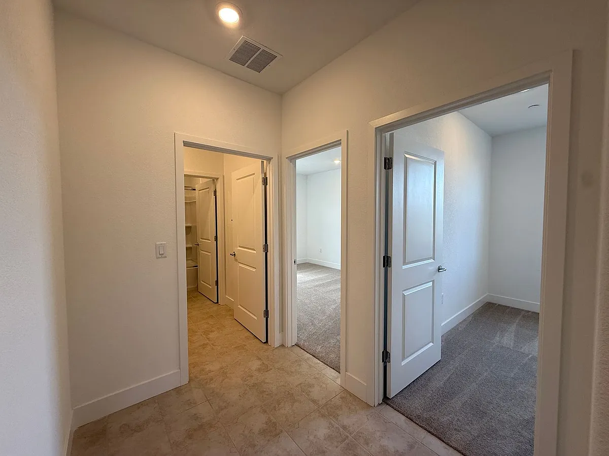 Building Photo - 9957 Mesa Verde Way