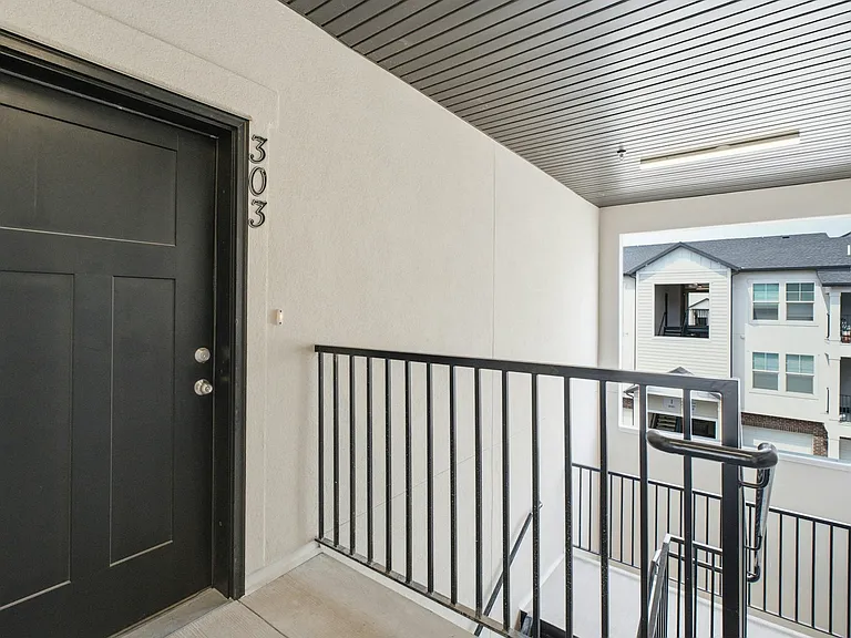 882 N Coulsen Dr #J303 — Photo 1