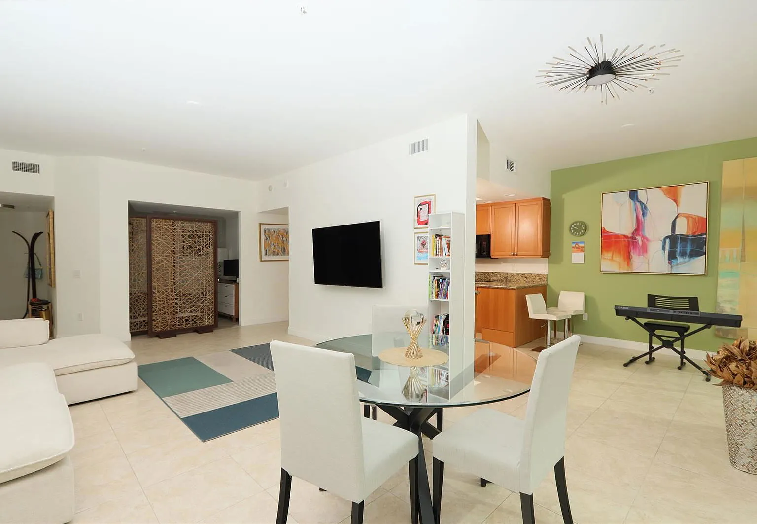 2 bed, 2.0 bath, 1250 sqft, $5,750 — Photo 2