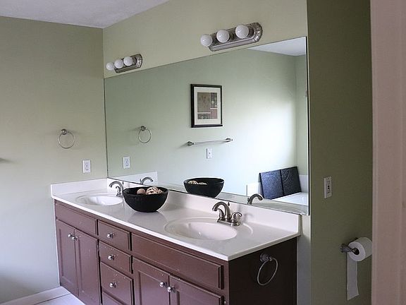 Owner's bathroom, jetted tub