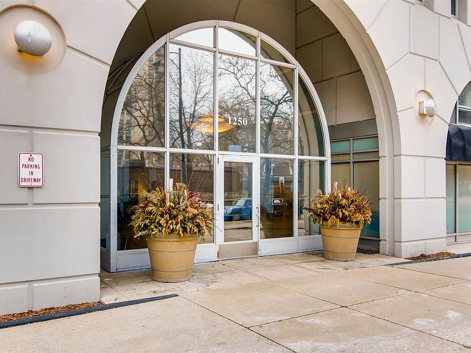 1250 N LaSalle Dr 704 Chicago-print-002-4-Exterior Front Ent