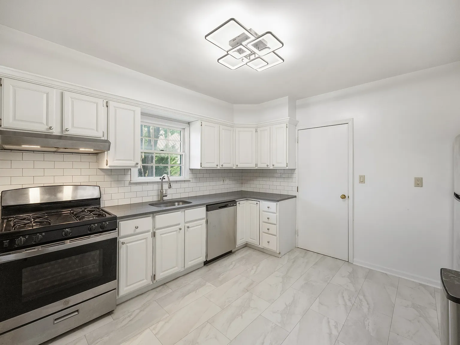 3 bed, 1500 sqft, $4,700 — Photo 4