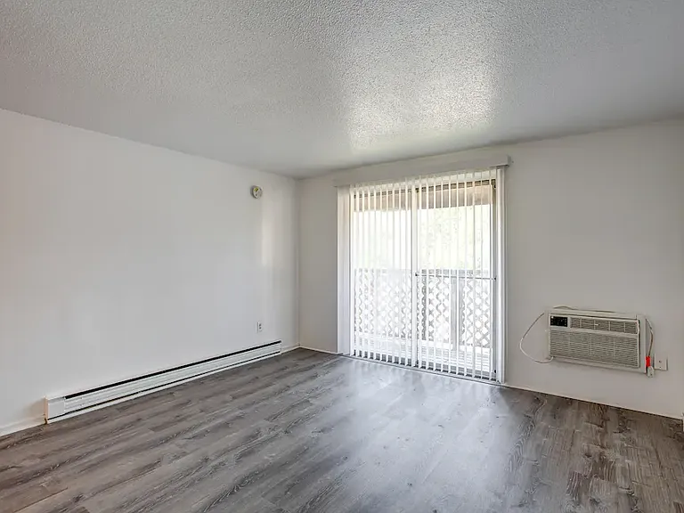Hillcrest Apartments — Photo 4