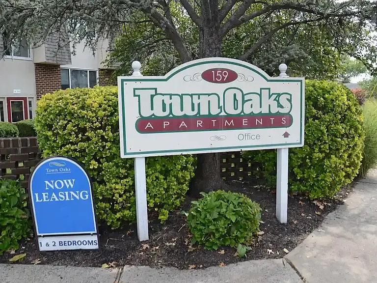 Towne Oaks Apartments — Photo 12