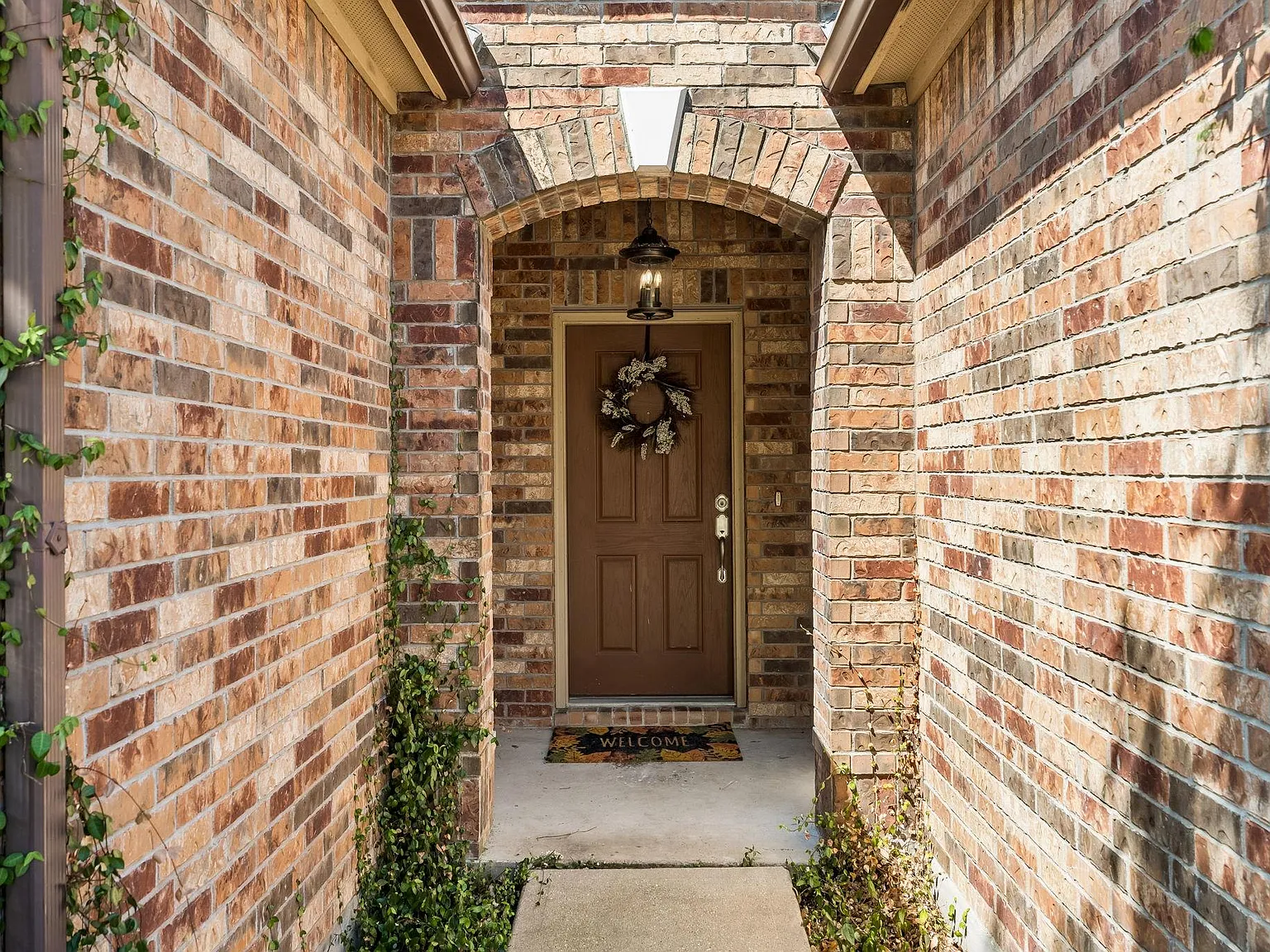 3 bed, 2.0 bath, 1756 sqft, $2,100 — Photo 2