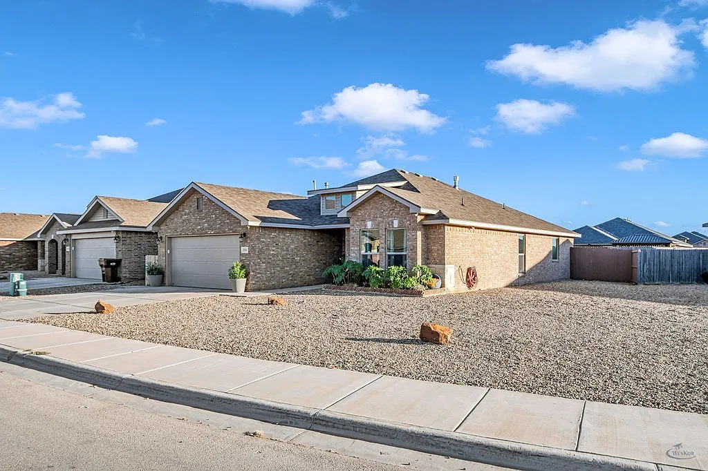 3 bed, 2.0 bath, 1656 sqft, $3,200 — Photo 2