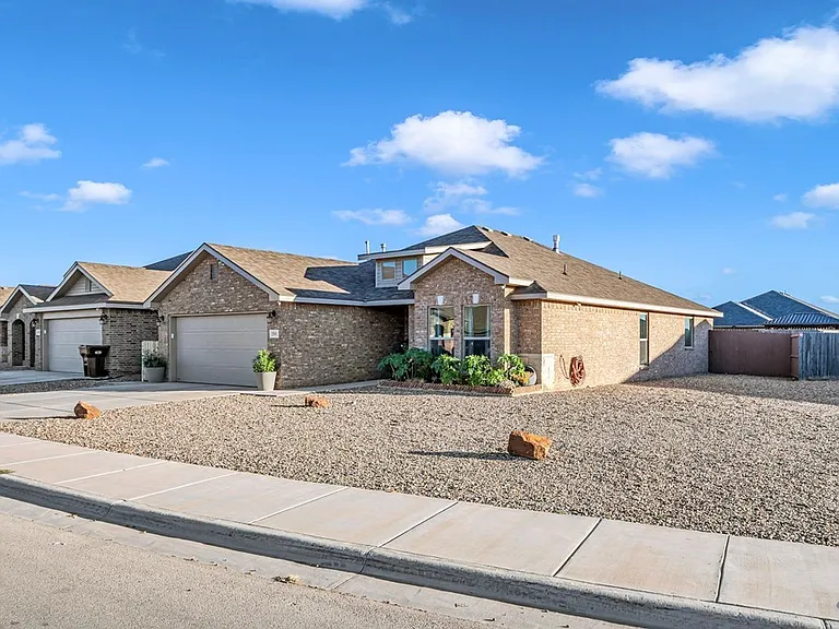 2306 Husk St — Photo 2