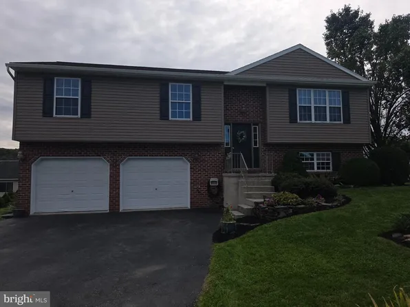 245 Abbey Dr, Mount Wolf, PA 17347
