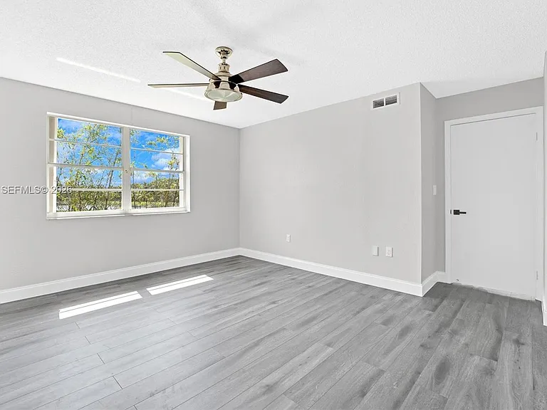 10065 NW 54th Ter — Photo 21