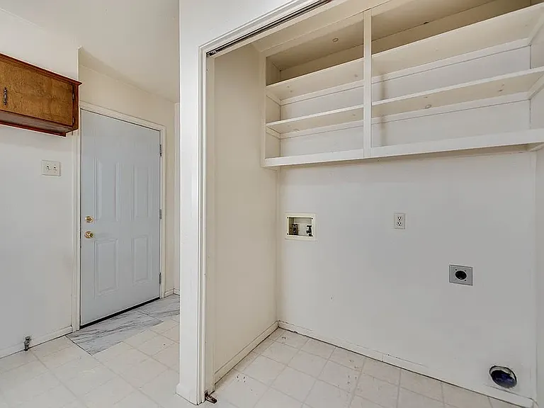 2708 Delano Ave — Photo 6
