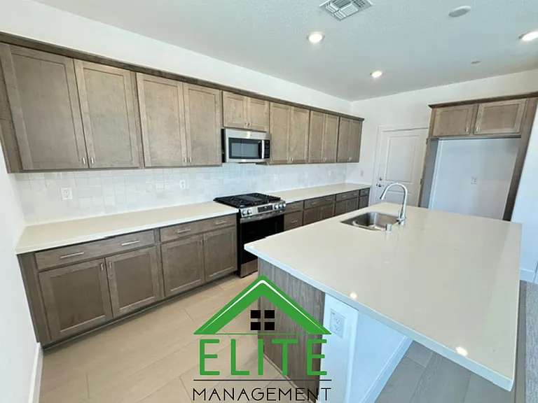 15828 Malibu Dr — Photo 9