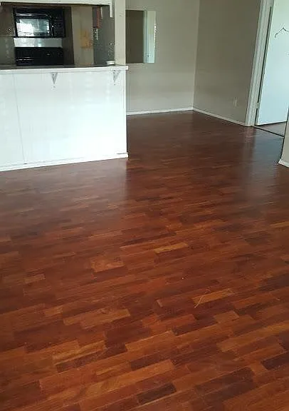 711 Royal Crest Dr — Photo 2