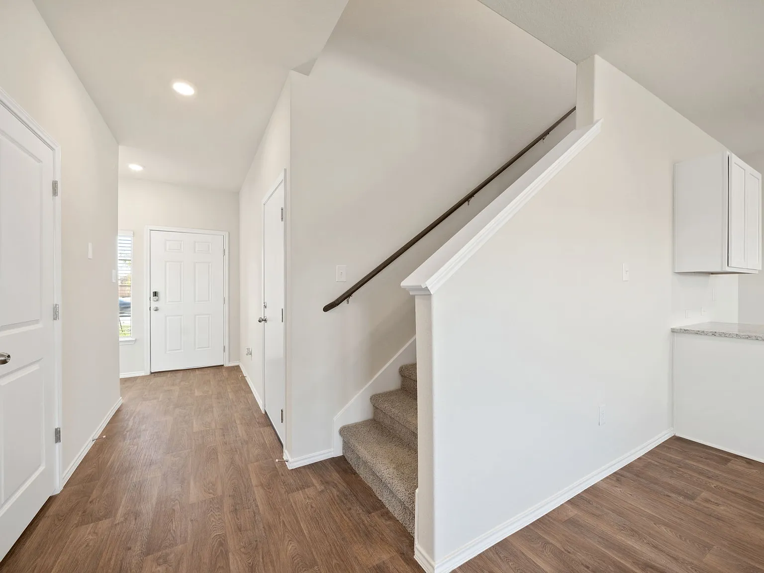 Modern 3-Bed Home with Island Kitchen, Fenced Yard & Garage 15638 Clove Spice Way, Von Ormy — Photo 4