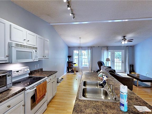 4th image of 696 Dogwood Cir