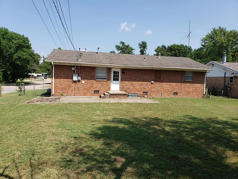 933 Crestview St — Photo 12