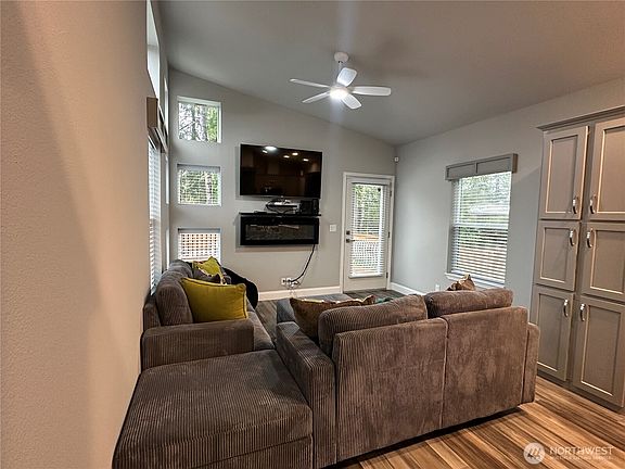 4th image of 27404 U St