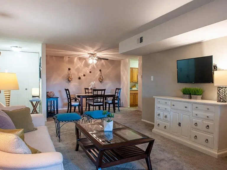 Lakewood Hills Apartments and Townhomes — Photo 5