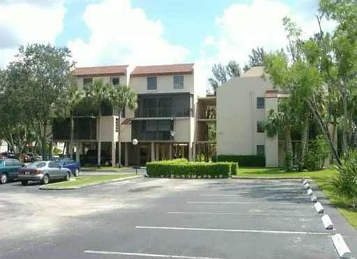 3rd image of 450 Commodore Dr APT 104