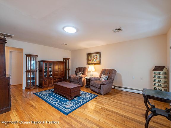 5th image of 48 Allaire Dr