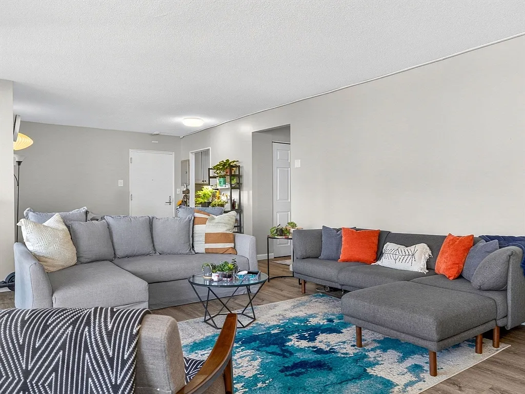 2 bed, 2.0 bath, 1255 sqft, $4,700 — Photo 3