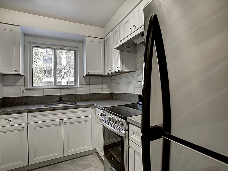 200 Lakeshore Rd W — Photo 10