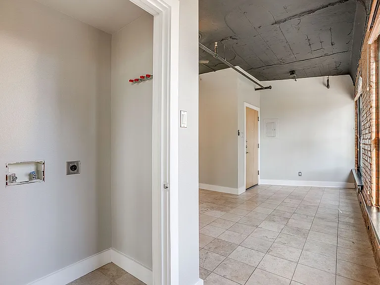 910 Houston St #301 — Photo 14