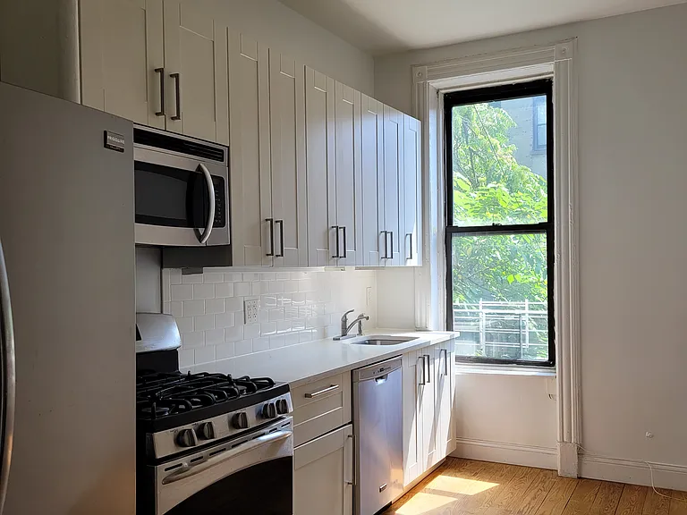 406 2nd St #2 — Photo 2