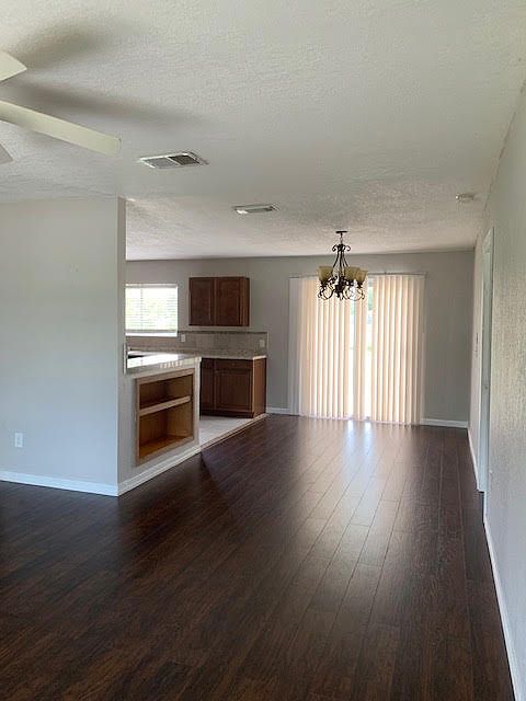 1st image of 725 SW Belmont Cir