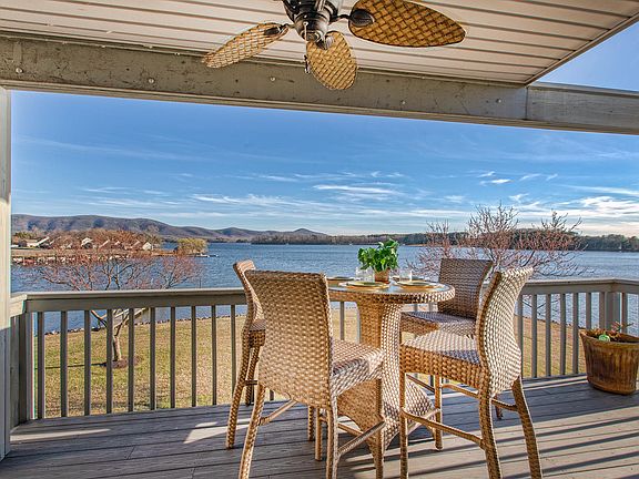 3rd image of 20 Sailors Cove Dr