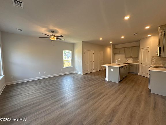 4th image of 649 Hampton Drive #5d
