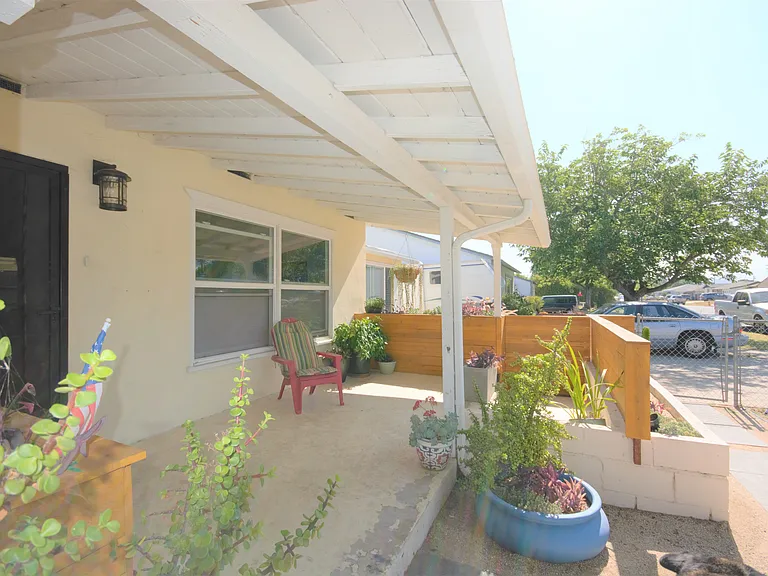 698 Patricia Ln — Photo 4