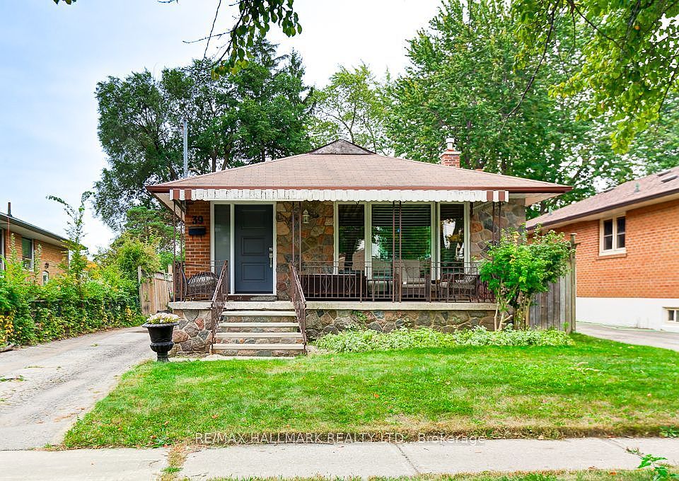 1st image of 39 Calumet Cres