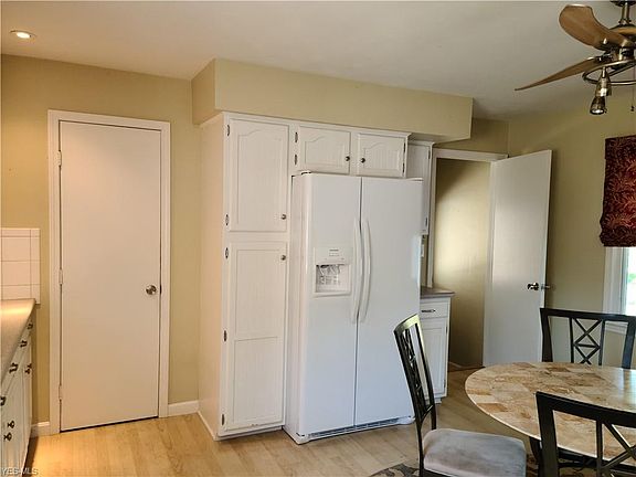 5th image of 8591 Hilltop Dr