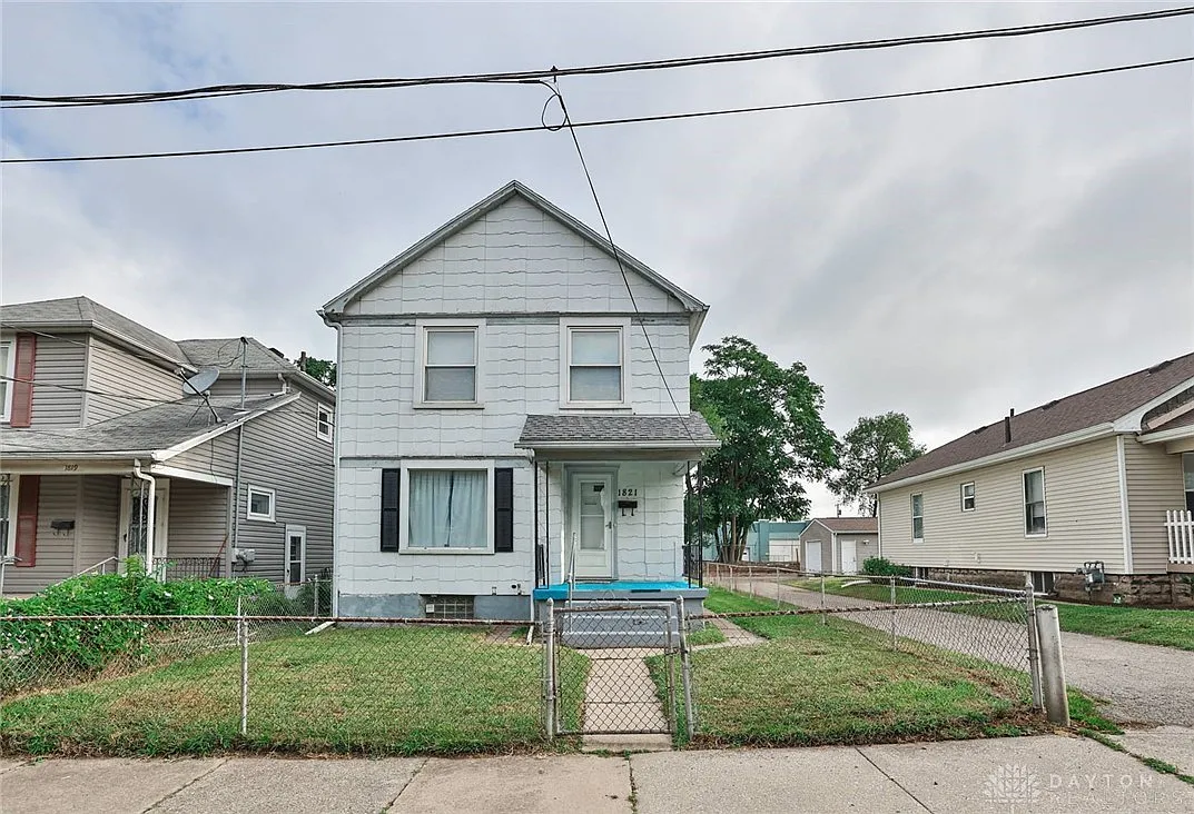 1821 Clarendon Ave photo 1