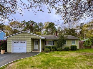 550 Bayport Ave, Bayport, NY 11705