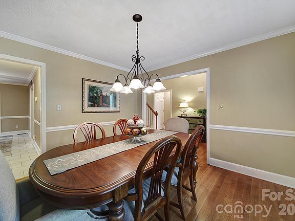 5th image of 1109 Hawthorne Dr