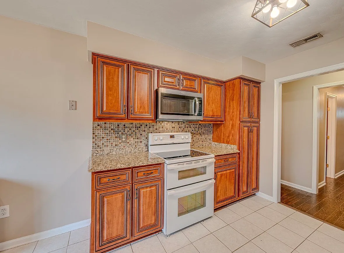 4 bed, 2083 sqft, $2,895 — Photo 3