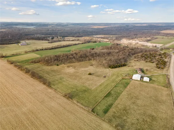 Indian Boundary Rd, Center Pt, IA 52213