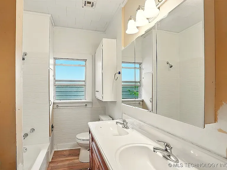 850 E Moses St — Photo 7