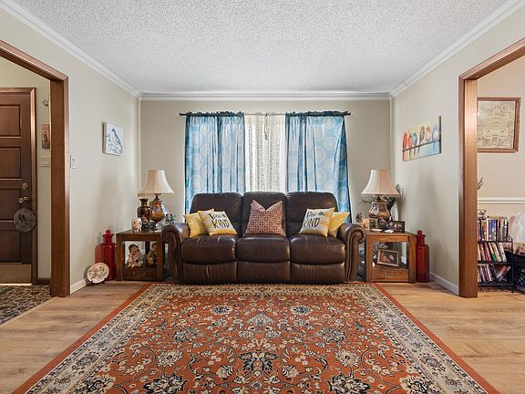 2nd image of 402 Tamarind St