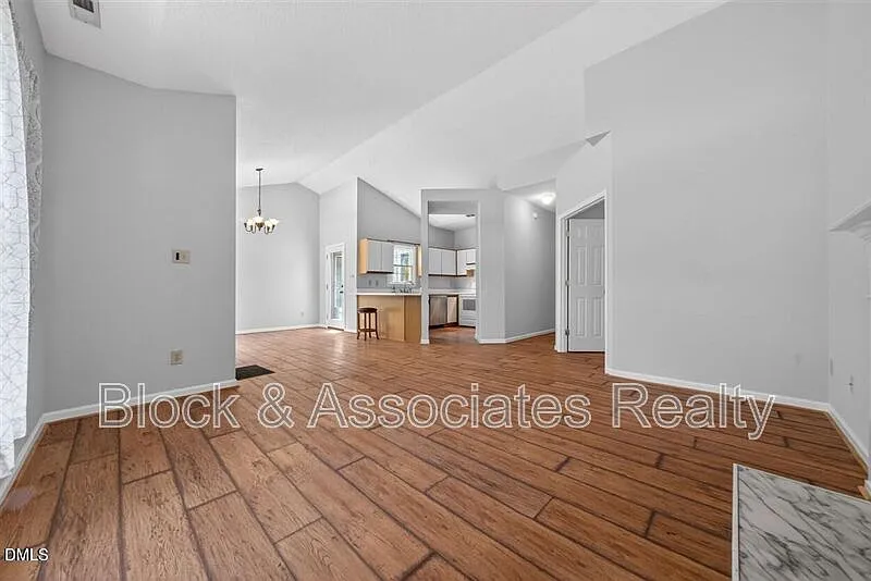 3 bed, 2.0 bath, 1400 sqft, $1,995 — Photo 2