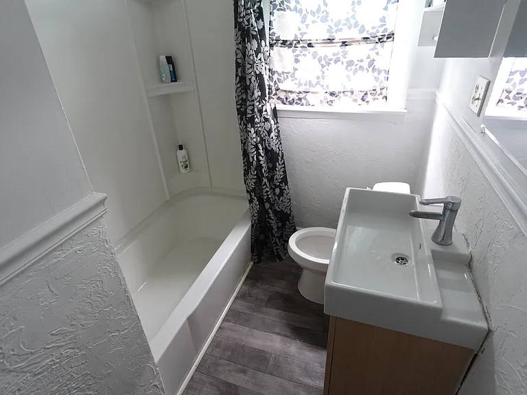 3313 N Locust St — Photo 4