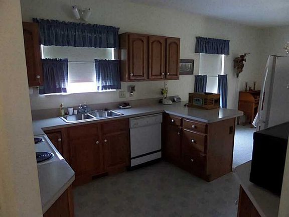 3rd image of 728 Rockhurst Cir