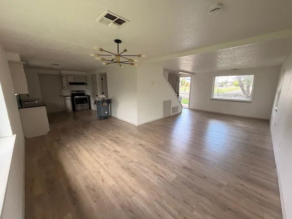 912 SW 5th St, Moore, OK 73160